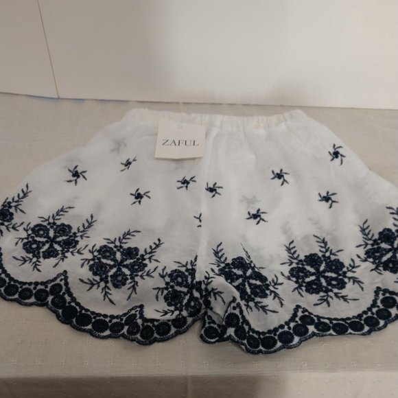 NWT Zaful Embroidered Shorts-Medium - Picture 2 of 3